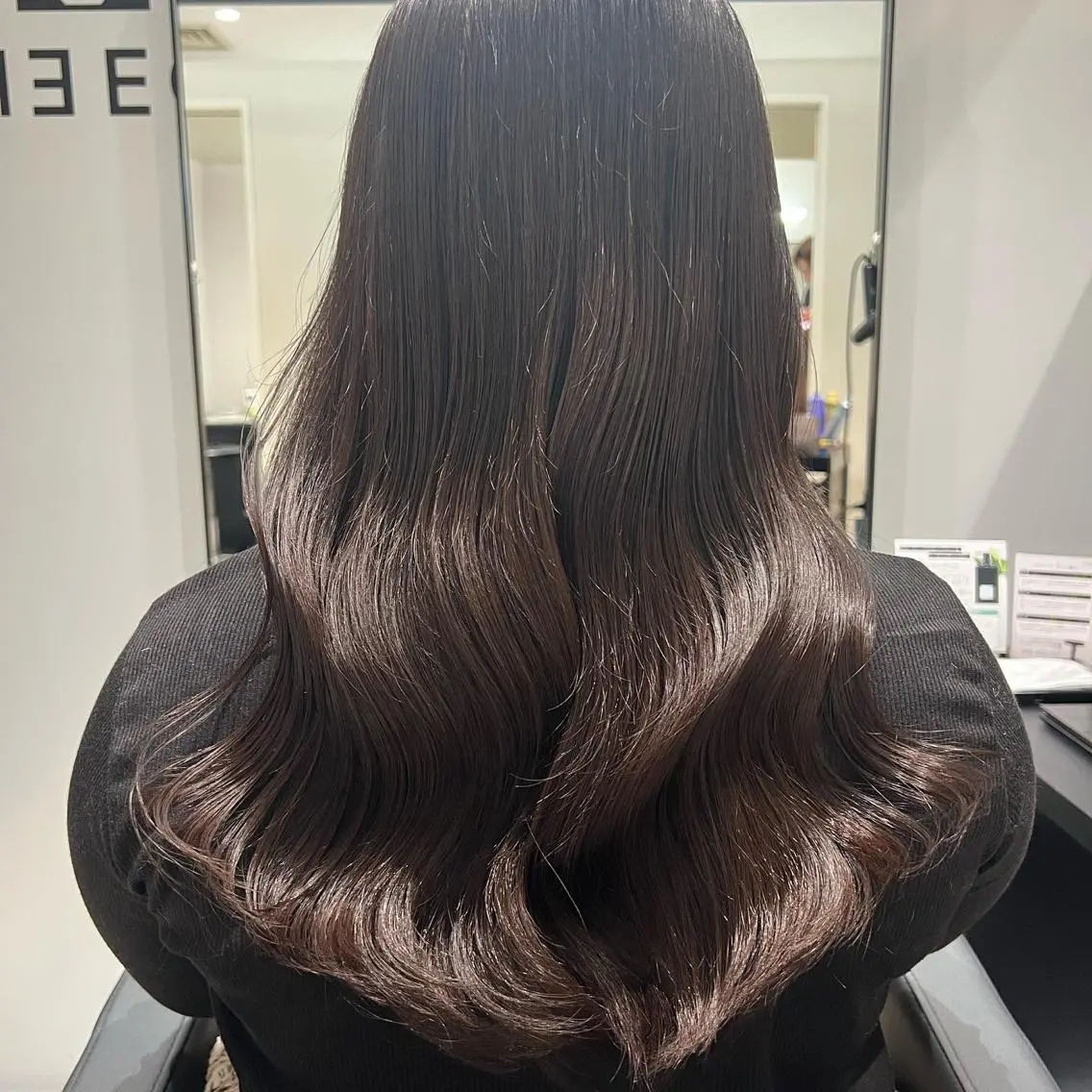 セミロング カラー コテ巻き風パーマ 韓国風パーマ 無重力のヘアスタイル