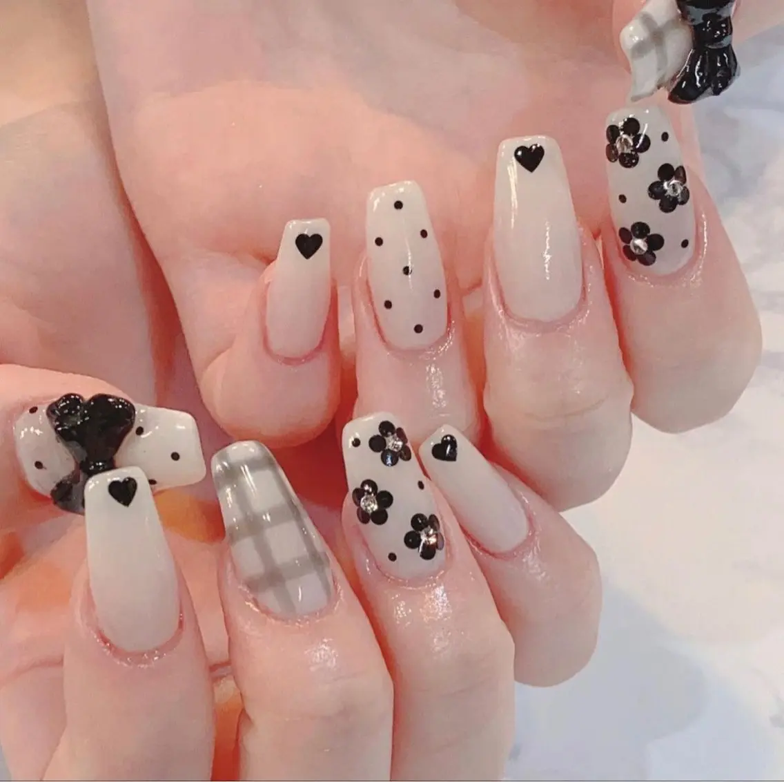 ネイル キラキラネイル 韓国ネイル マグネットネイル 持ち込み ワンホンネイル ハンドネイル ハンドケア Luna nail_Royalのネイルデザイン