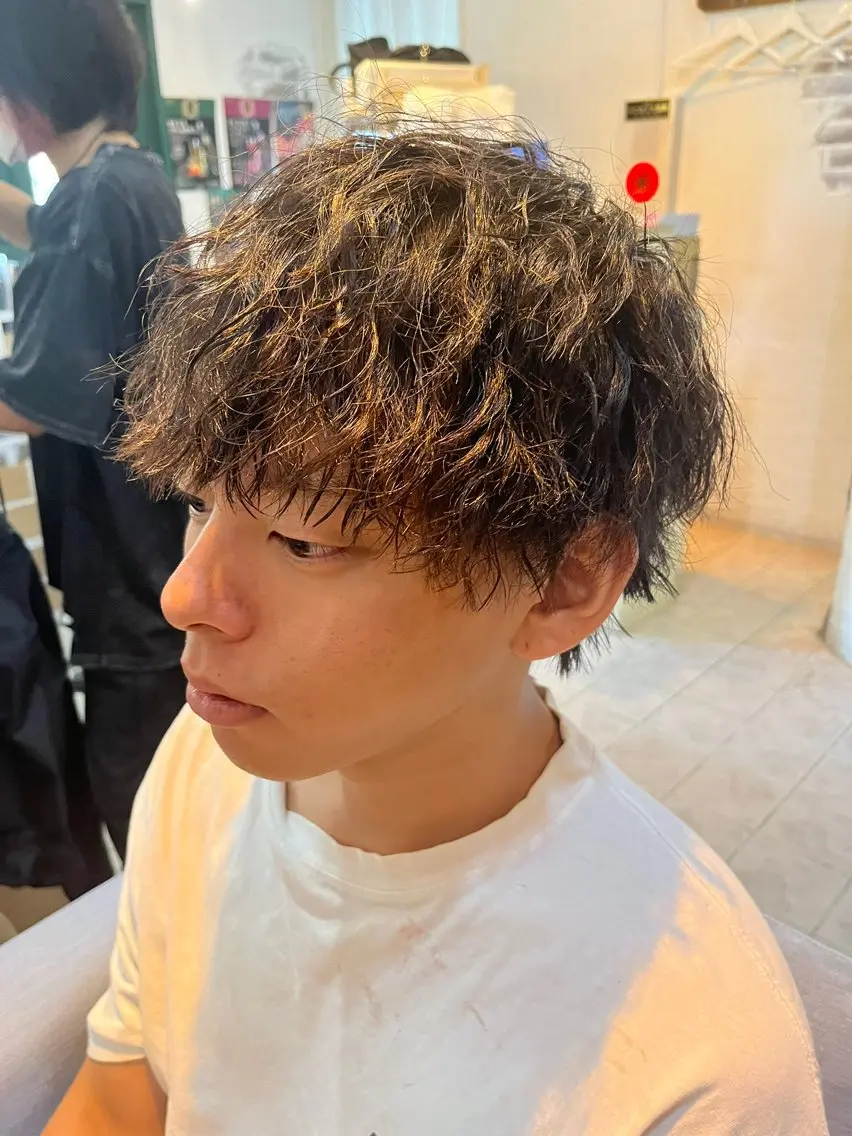 ショート パーマ メンズ メンズパーマ ツイストスパイラルパーマ スパイラルパーマ カット パーマ 金久保亮/パパ美容師 /パーマ/髪質改善のヘアスタイル