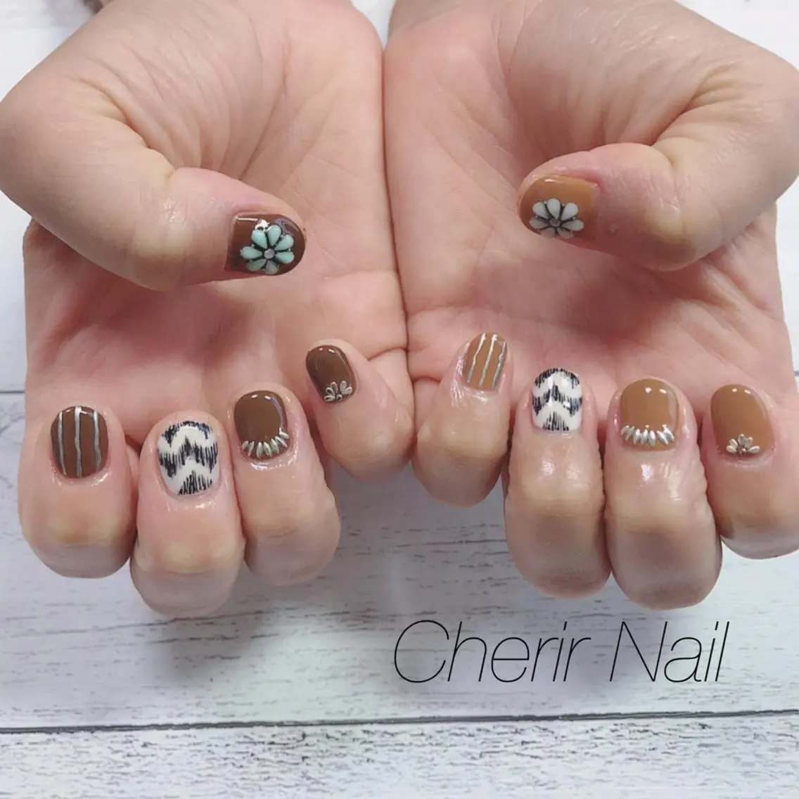 ネイル ブラウン ワンカラーネイル ショートネイル シルバー ハンドネイル Cherirnail kaoriのネイルデザイン
