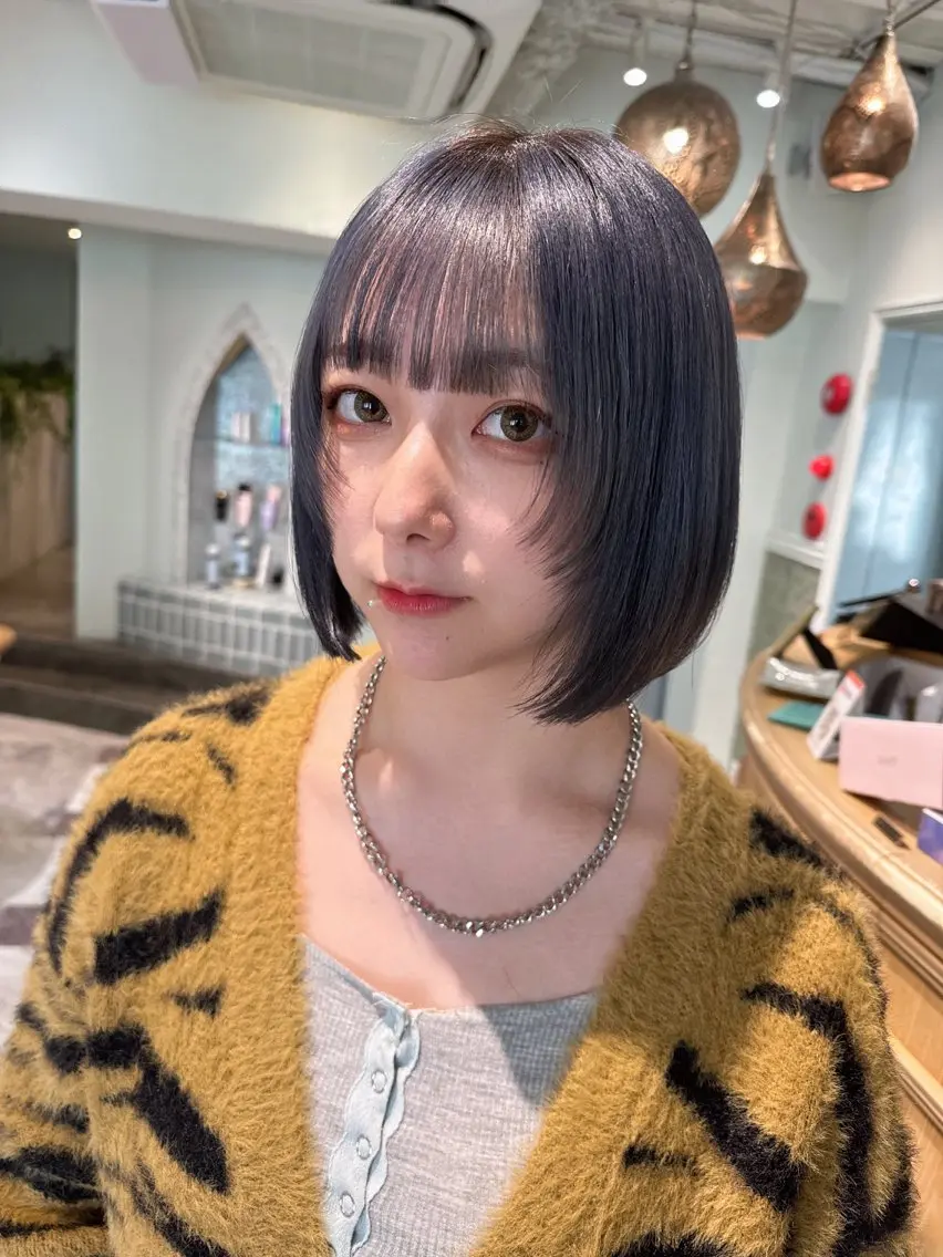 ショート カラー ベージュカラー 黒髪 ブリーチ ブルーカラー ブルーブラック カット ヘアカラー トリートメント 木屋元一/透明感 /前髪/レイヤーのヘアスタイル