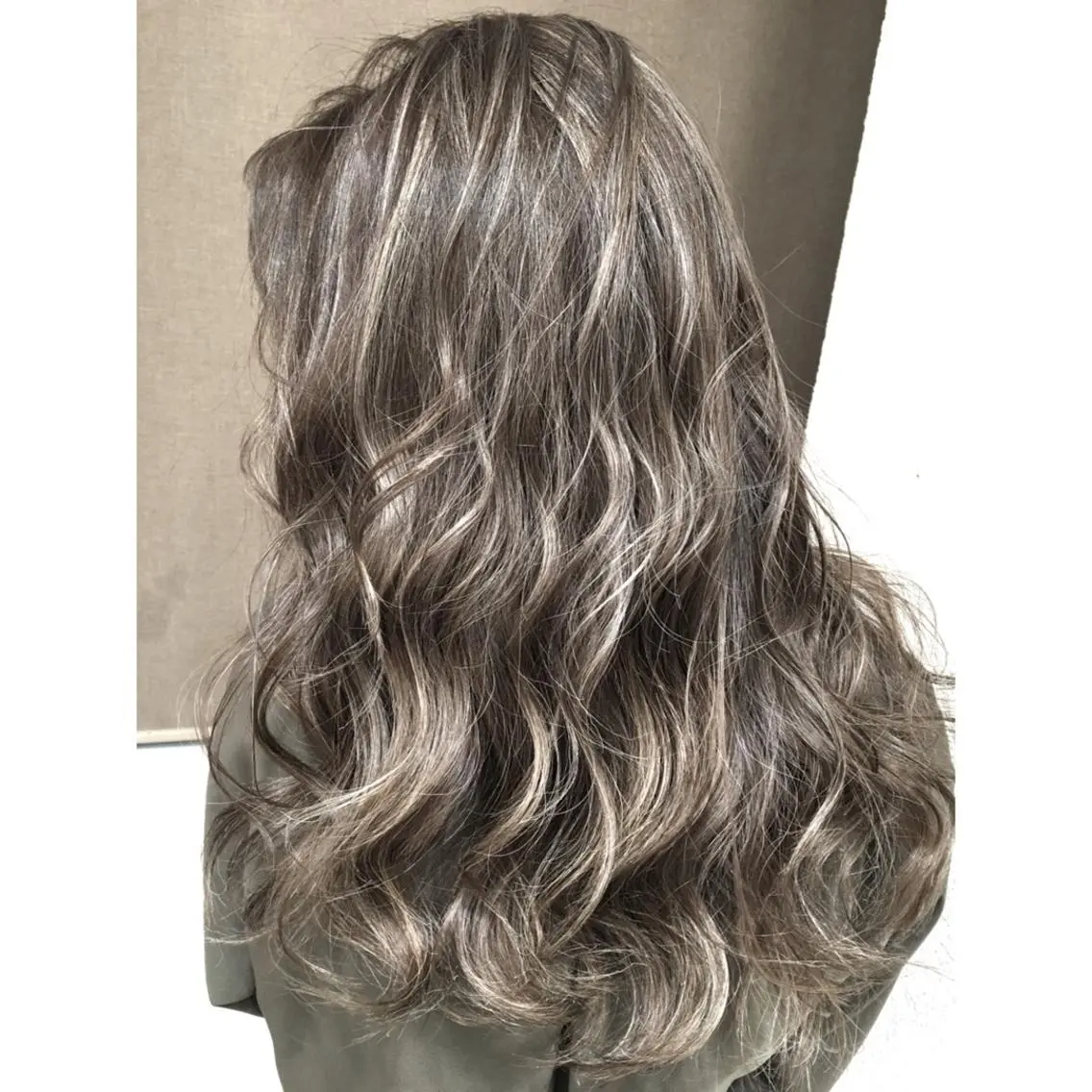 ロング カラー ハイライトカラー シルバー 3Dハイライト ハイライト ヘアカラー トリートメント 井上 一平のヘアスタイル
