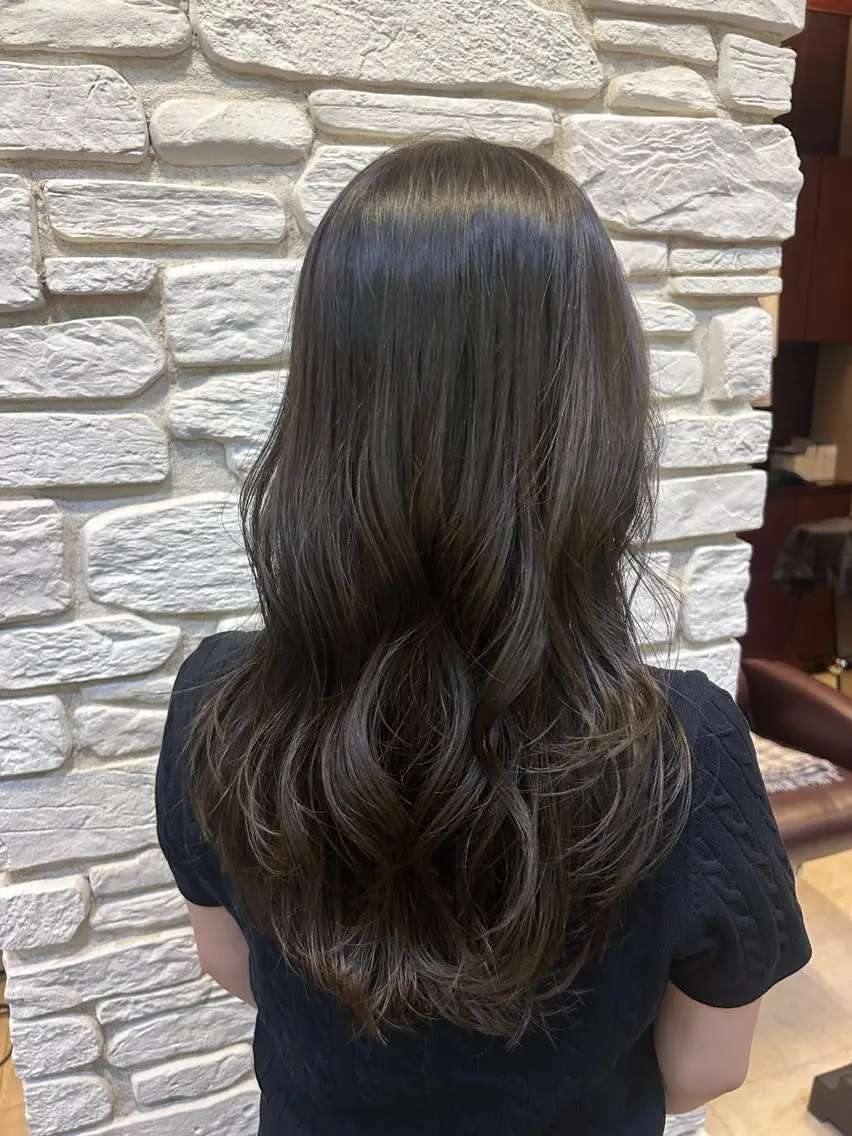 ロング カラー ヘアカラー 赤堀 凪咲のヘアスタイル