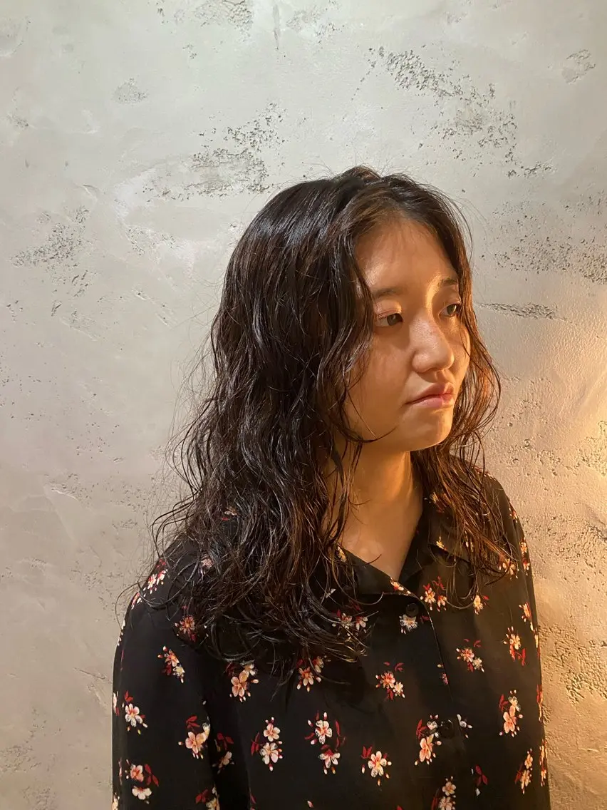 セミロング セミロングパーマ 外国人風カラー ブリーチカラー/ブロ ンドレイヤーカットのヘアスタイル