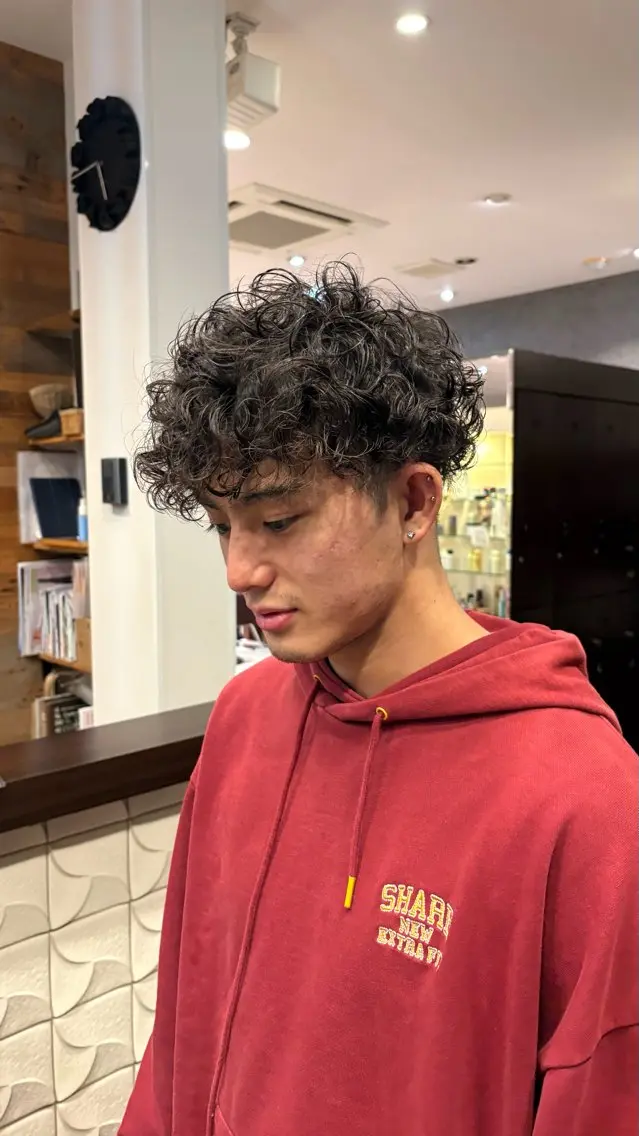 パーマ メンズ メンズパーマ スペインカール カット パーマ ヤスダ ホノカのヘアスタイル