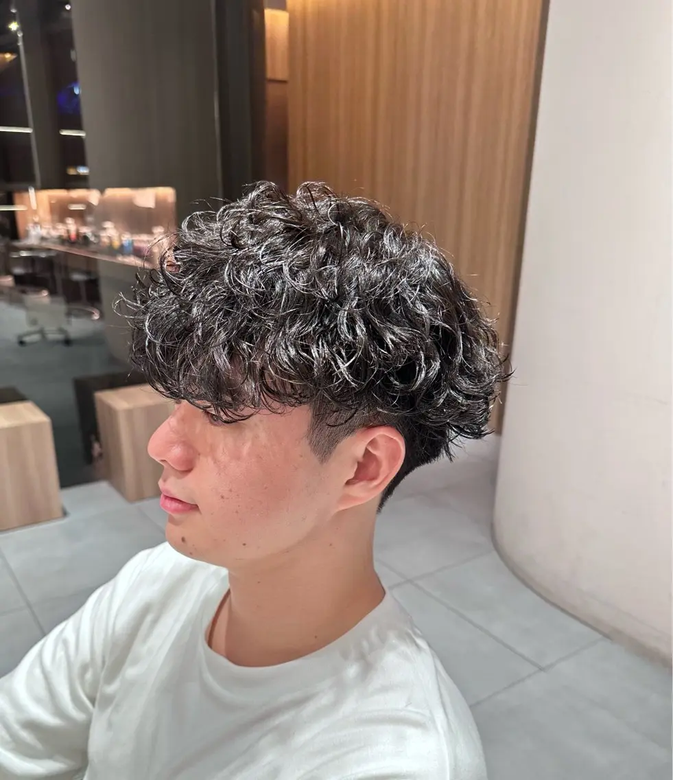 メンズ マッシュ 刈り上げ 波巻きパーマ 富所 航琉のヘアスタイル