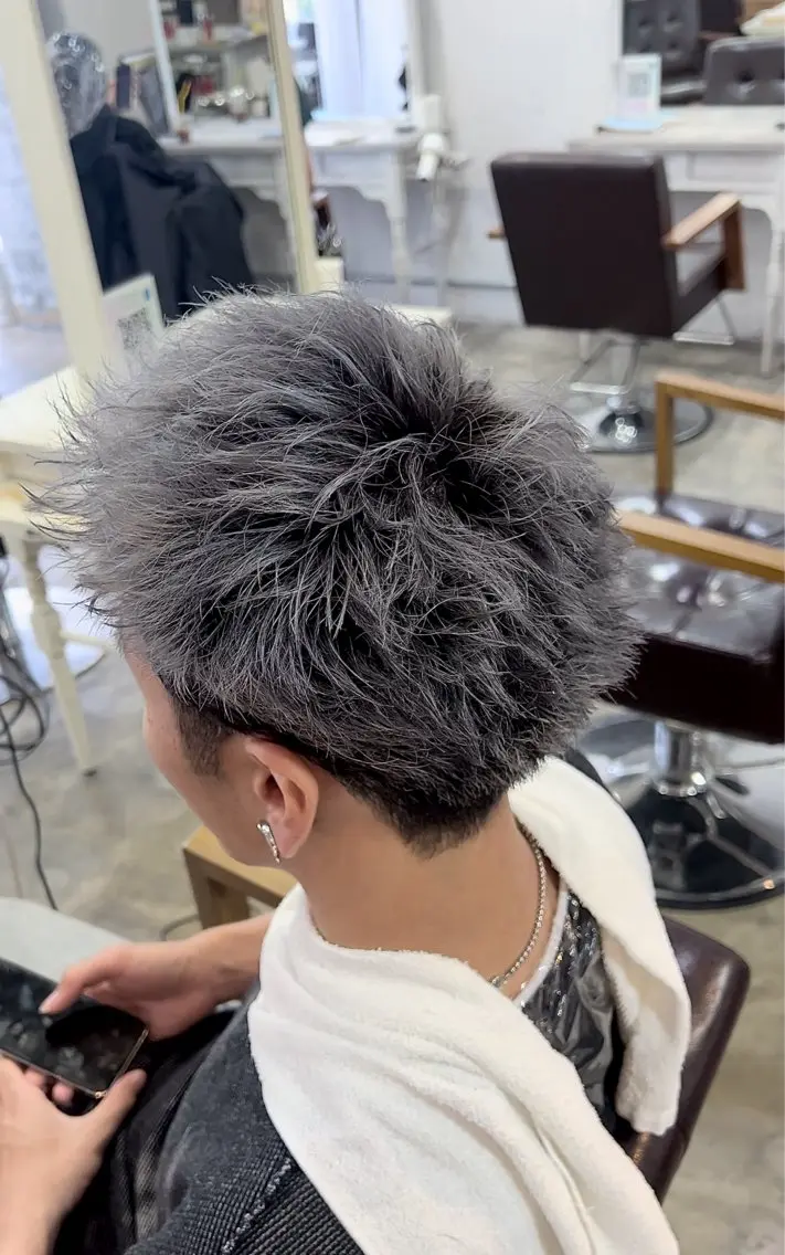 カラー メンズ シルバー 湖城 恵吾のヘアスタイル