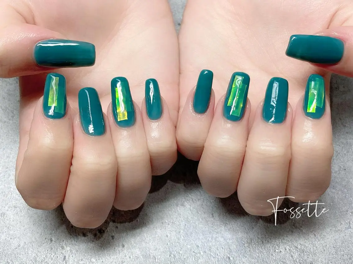 ネイル オーロラネイル グリーン ロングネイル ワンカラーネイル スクエアネイル ハンドネイル nailsalon Fossetteのネイルデザイン