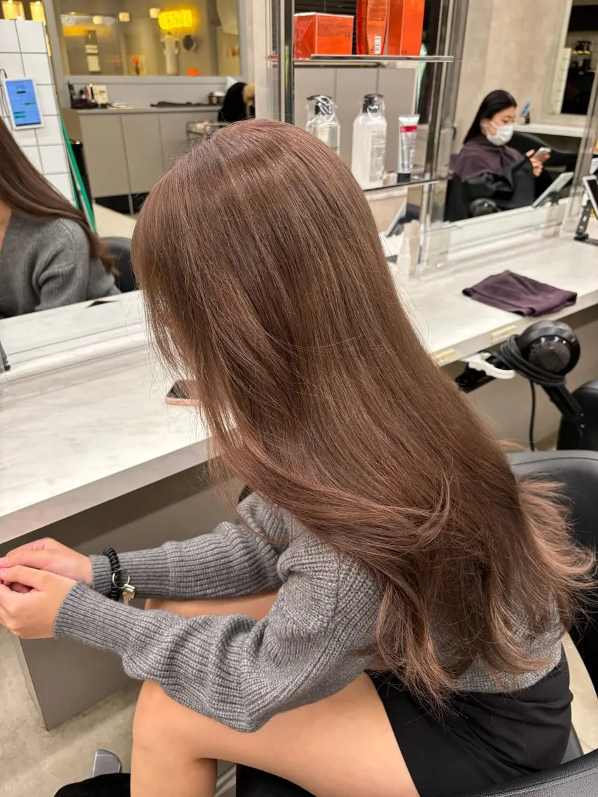 ロング カラー ベージュカラー ブリーチ ケアブリーチ フォギーベージュ 髪質改善 抜け感レイヤー︴ ニュアンスカラーのヘアスタイル