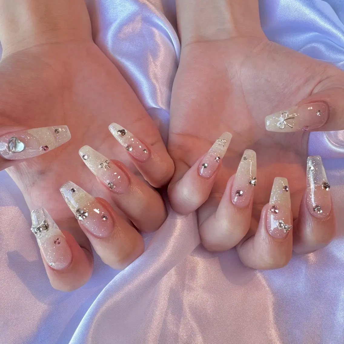 ネイル キラキラネイル ワンホンネイル ハンドネイル nail salon e'mu💐のネイルデザイン