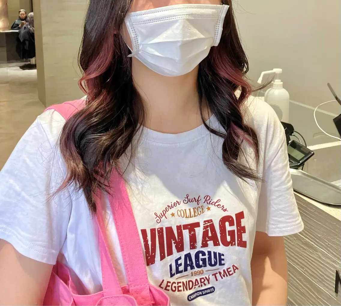 ロング カラー ピンクカラー サキ🤍ハイトーン 🪩レイヤーカットのヘアスタイル