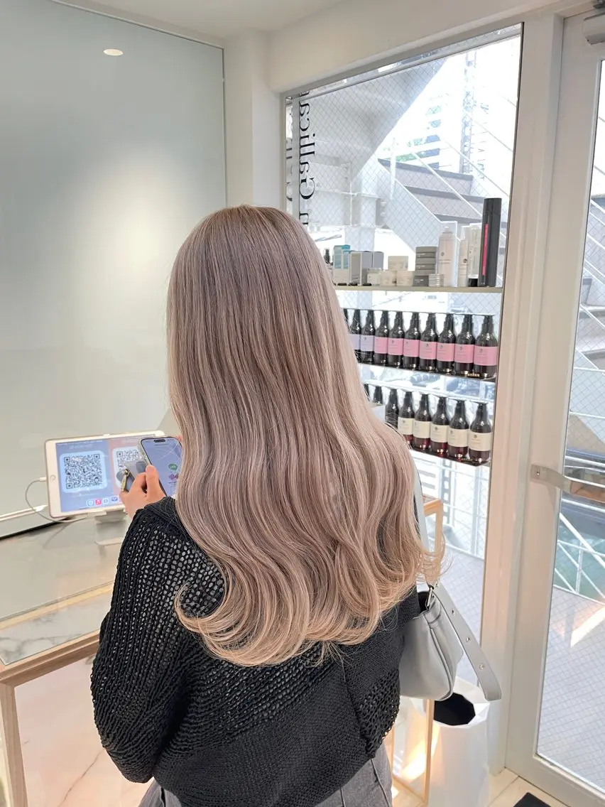 ロング カラー ヘアアレンジ ベージュカラー ブリーチ ミルクティーベージュ 縮毛矯正 ヘアカラー トリートメント ヘッドスパ ヘアセット 艶カラー✨縮毛矯正✨ 翁長孝輔のヘアスタイル