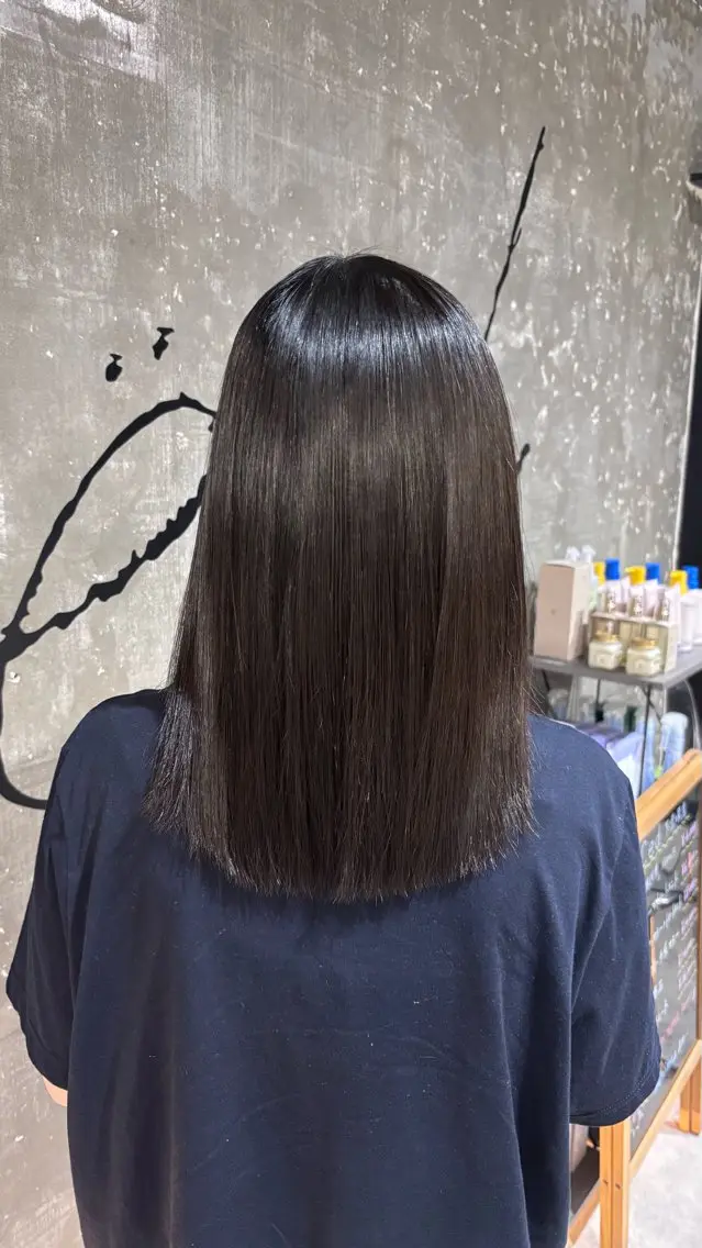 ミディアム 縮毛矯正 𝐇𝐈𝐑𝐀 𝐘𝐀𝐌𝐀のヘアスタイル