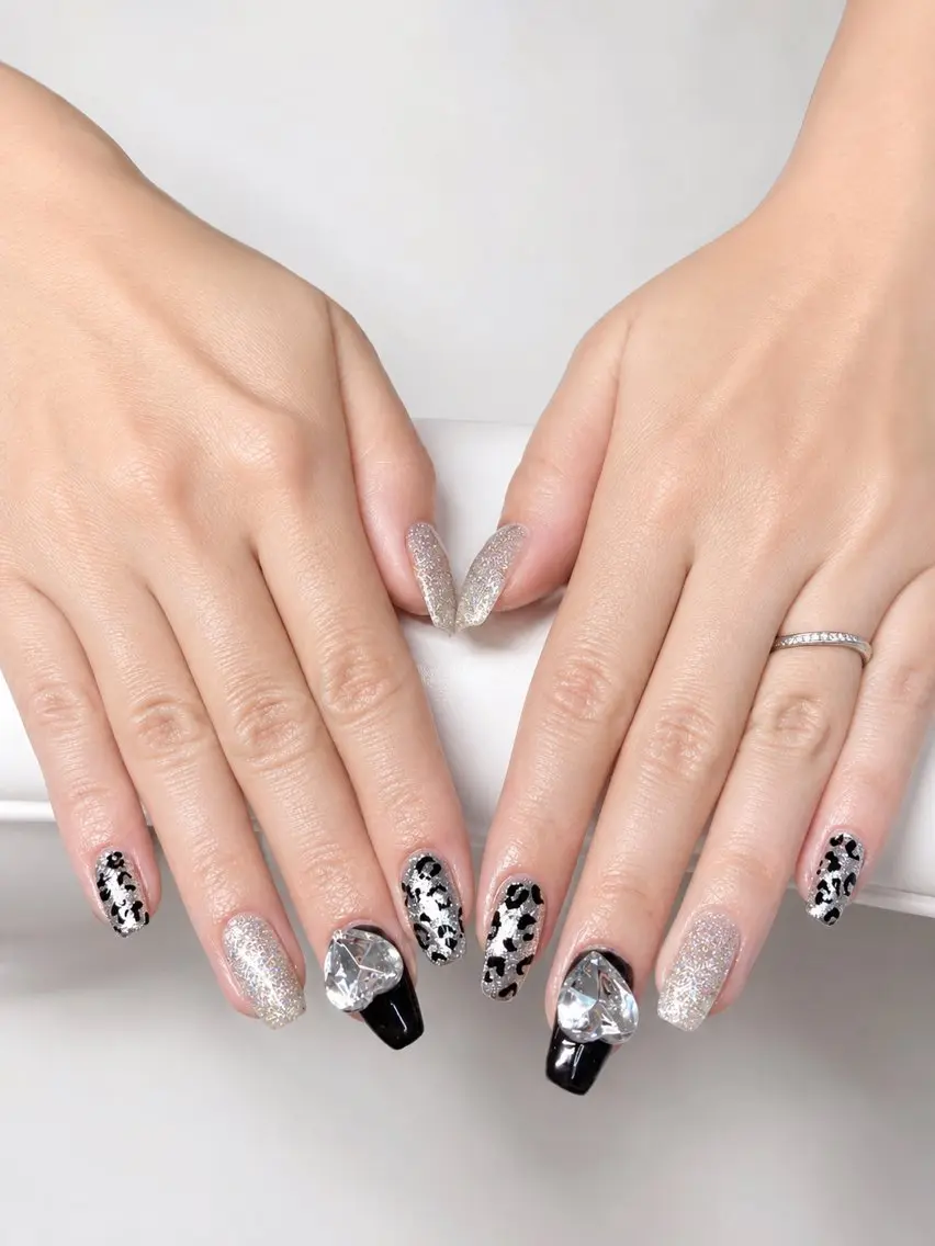 ネイル アニマル柄 キラキラネイル ミラーネイル シルバー ハンドネイル Kii nailのネイルデザイン