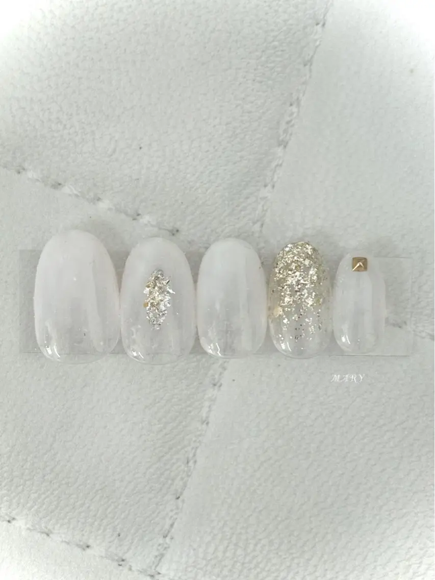 ネイル グラデーション キラキラネイル ニュアンスネイル ホワイト ハンドネイル Mary nail .narumiのネイルデザイン
