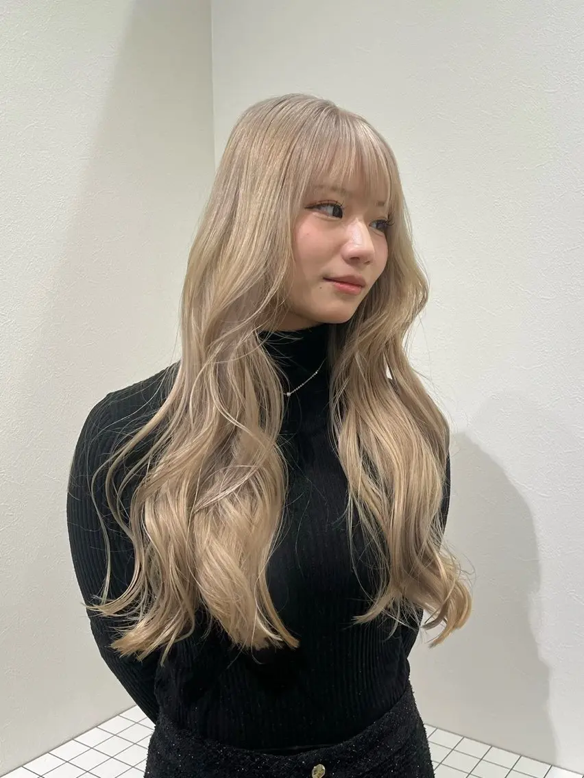 ロング カラー ベージュカラー ブリーチ 透明感カラー ハイトーンカラー ミルクティーベージュ ヘアカラー トリートメント AMI🎀韓国ヘア 透明感カラーのヘアスタイル