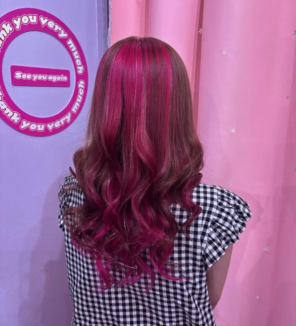 セミロング ヘアカラー TOY🐈‍⬛🎀 派手髪/地雷系のヘアスタイル