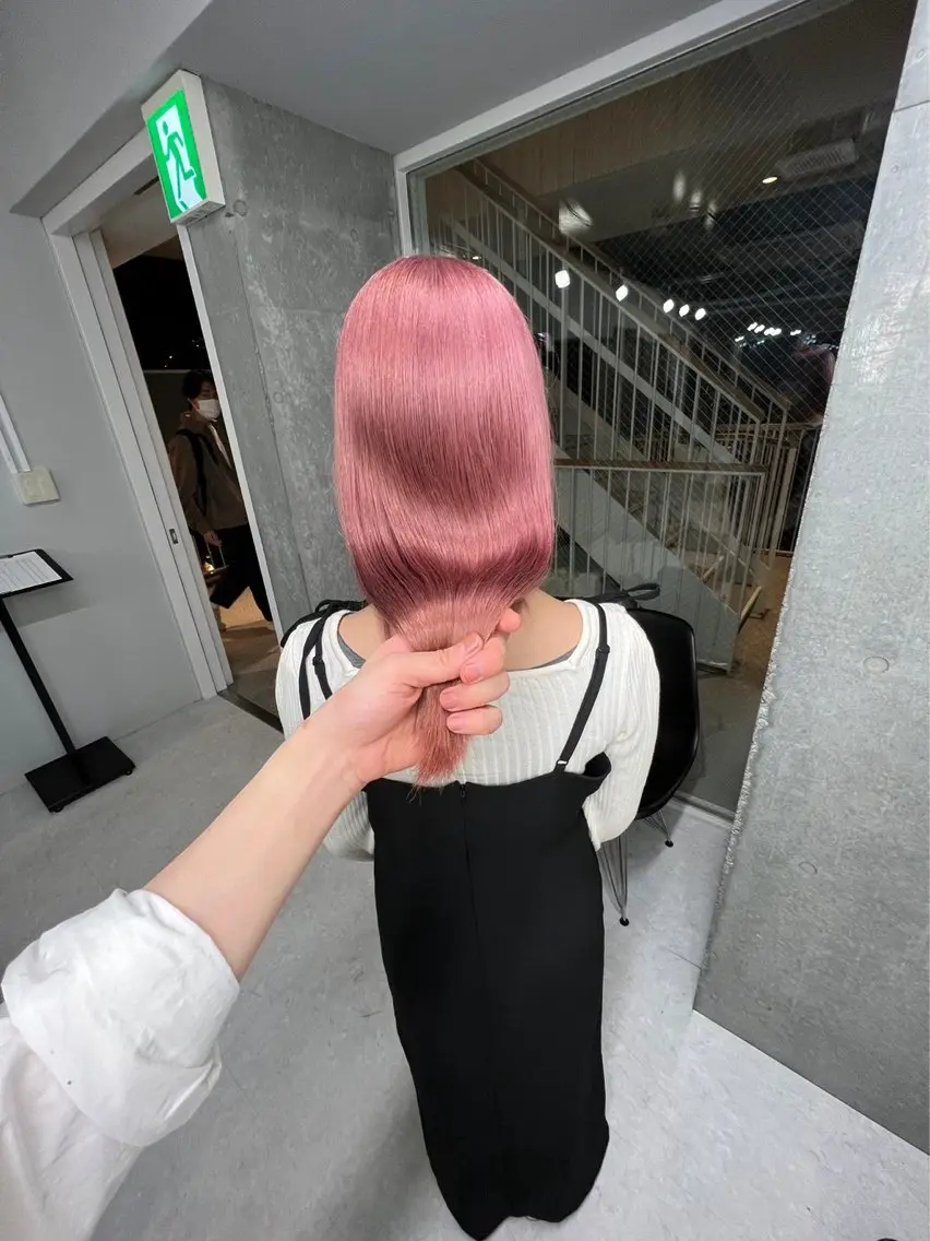 セミロング カラー アッシュ アッシュグレー ベージュカラー ブリーチ ブロンド 【ときめき屋さん🎀 ハイトーン大和🎀】のヘアスタイル