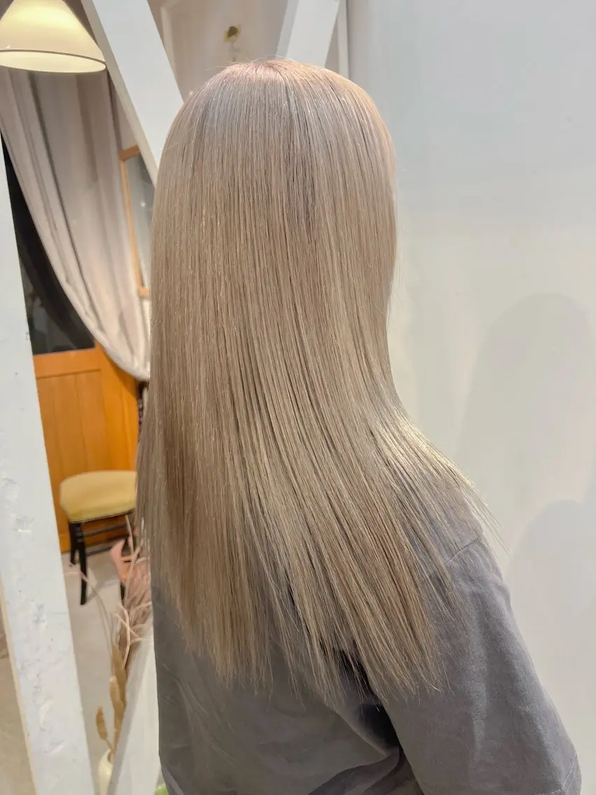 ロング カラー ベージュカラー ブリーチ ケアブリーチ ミルクティーベージュ シルバー カット ヘアカラー トリートメント 透明感/縮毛/ボブ CHIHIROのヘアスタイル