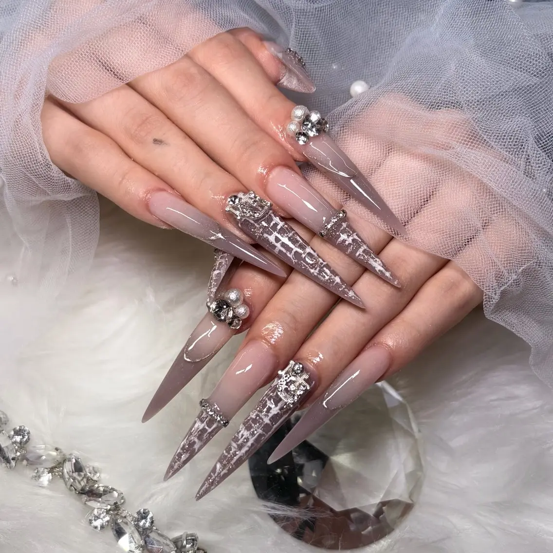 ネイル ハンドネイル 𝑅𝑖𝑛 🫧 アクリルスカルプのネイルデザイン