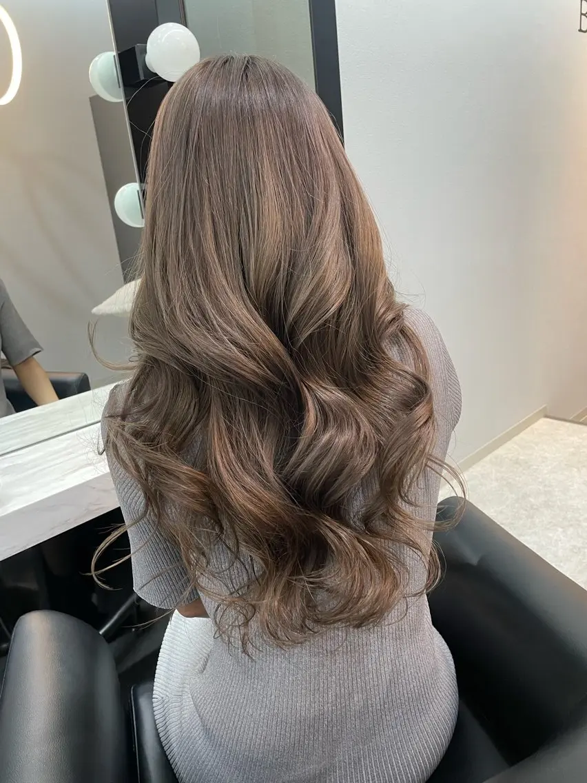 ロング カラー ベージュカラー ブリーチ ブラウンカラー ケアカラー 透明感カラー 岡留 愛美のヘアスタイル
