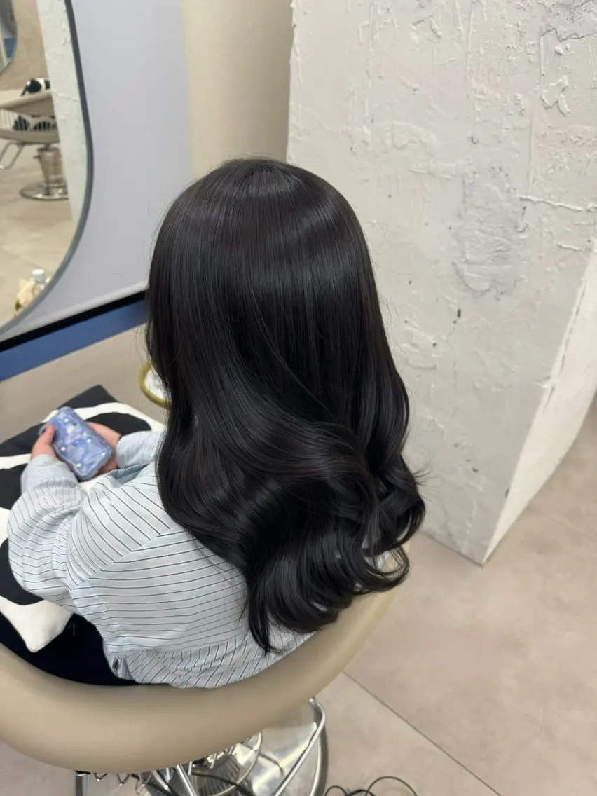 セミロング カラー 黒髪 ヘアカラー 梅田 透明感カラー 🖤 ℛ𝒾𝓃𝒶のヘアスタイル
