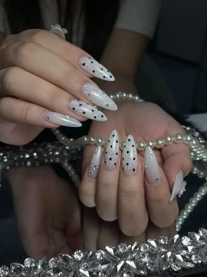 ネイル アートネイル ボルドー フレンチネイル ジェルネイル 氷ネイル・うるうるネイル ハンドネイル Julie NailSalonのネイルデザイン