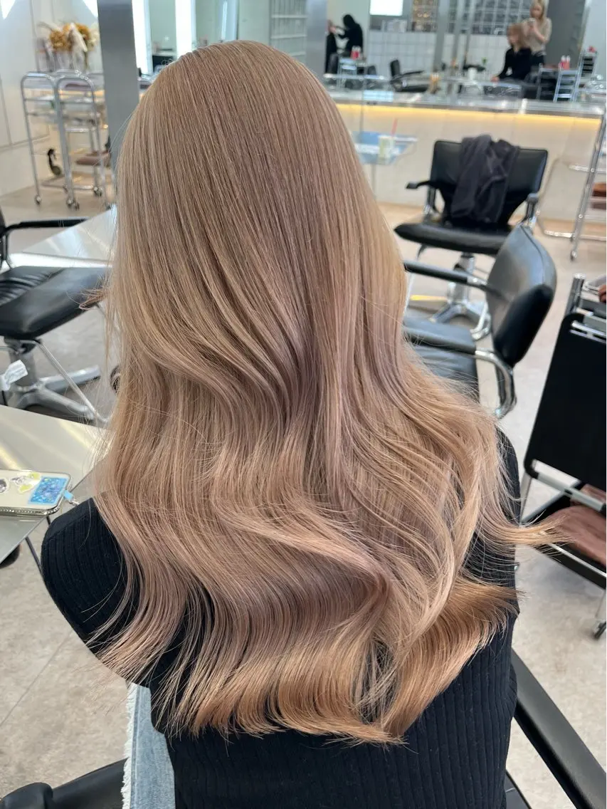 ミディアム カット ヘアカラー ツヤ髪ミルクティー ベージュ🪽/三藤のヘアスタイル