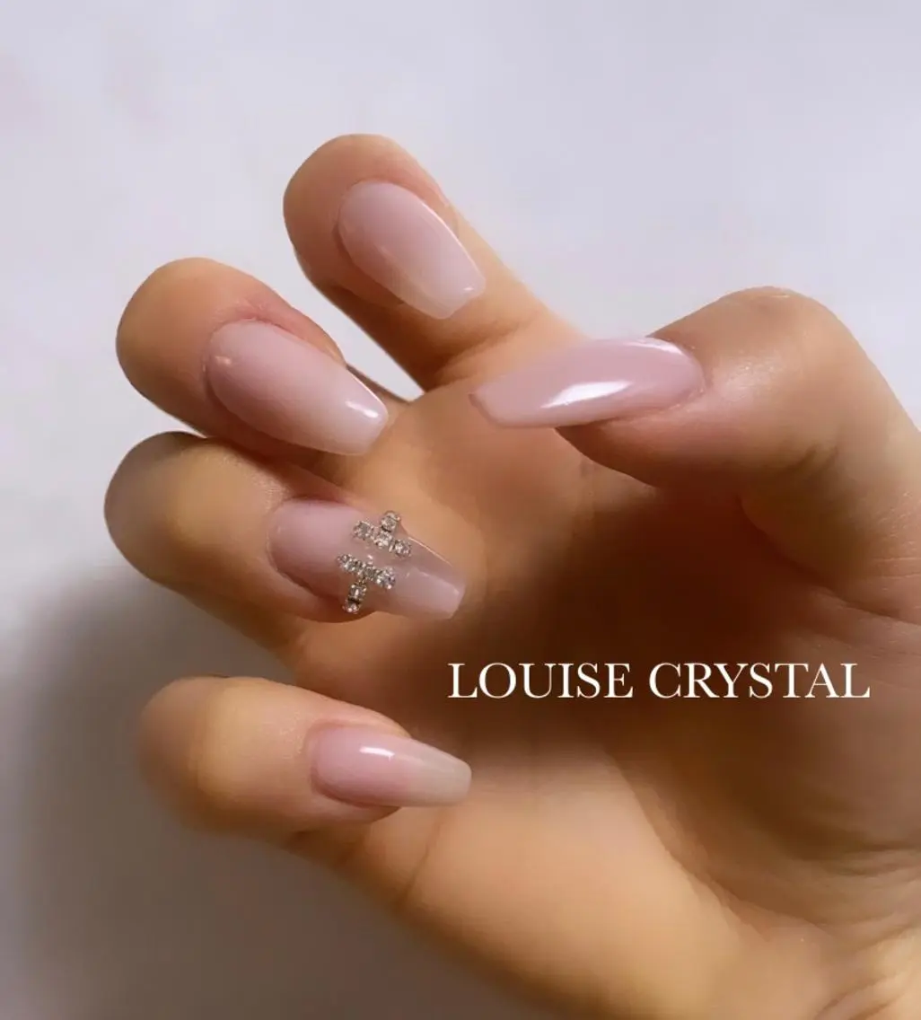ネイル ホワイト ハンドネイル LOUISE CRYSTALのネイルデザイン