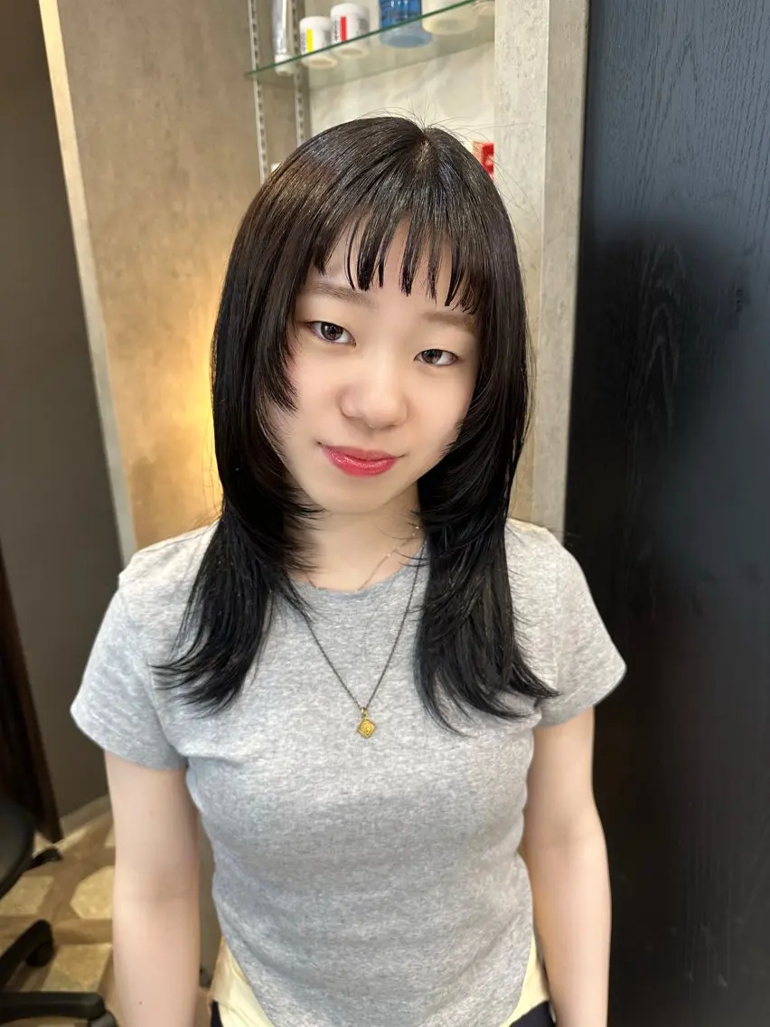 ミディアム カラー ヘアアレンジ ベージュカラー ブリーチ ブロンド ケアブリーチ 透明感カラー カット AYAKASA 暖色カラー/レイヤーのヘアスタイル