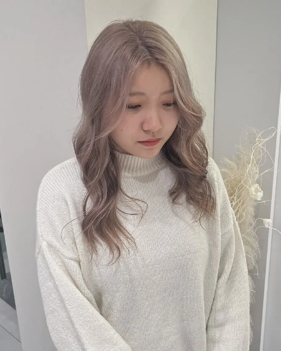 セミロング ハイライト 髪質改善 韓国風ヘア レイヤーカット piLLon 心斎橋のヘアスタイル
