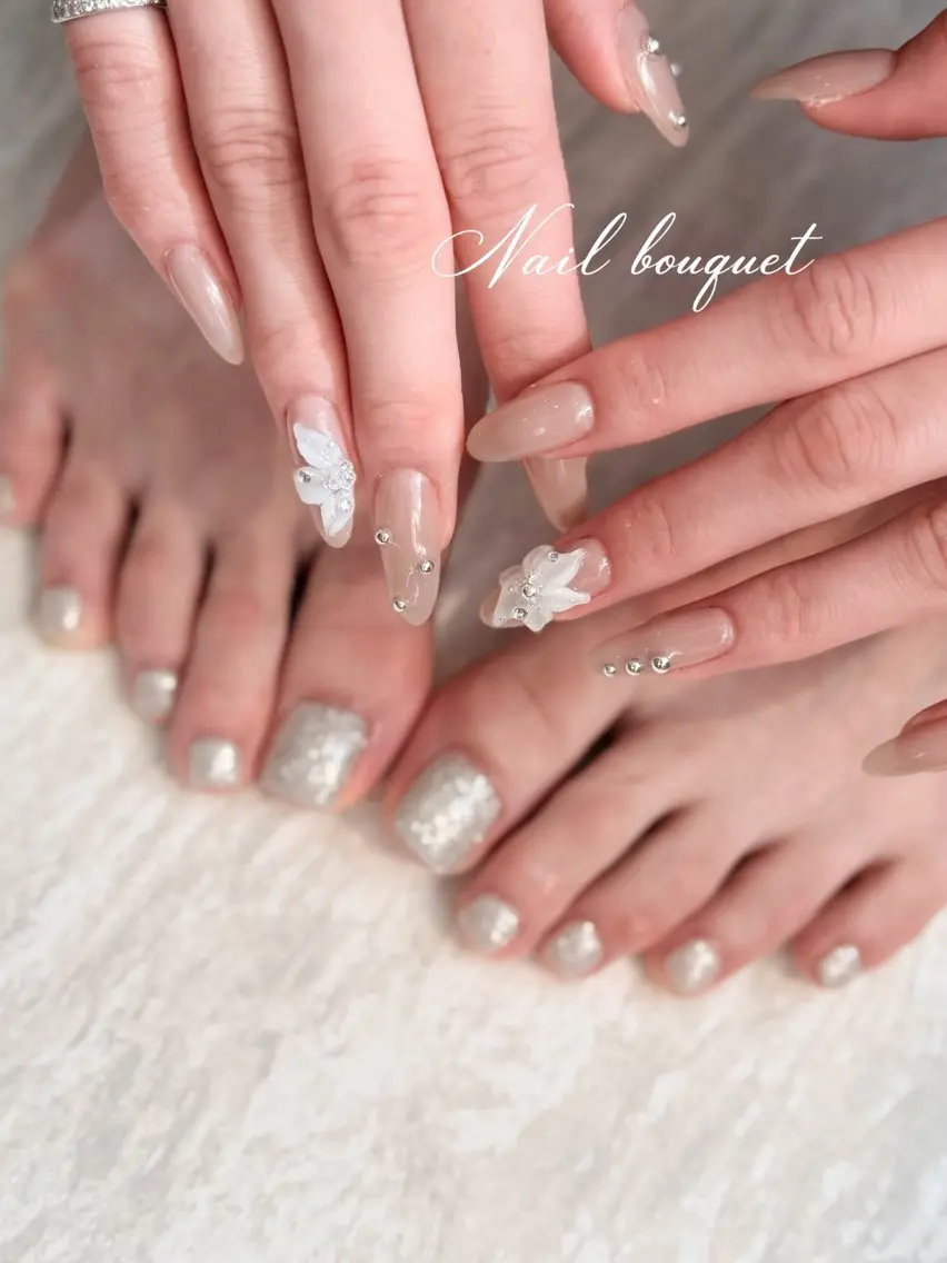ネイル カジュアル ドット フラワーネイル フレンチネイル キラキラネイル ハンドネイル Nail bouquetのネイルデザイン
