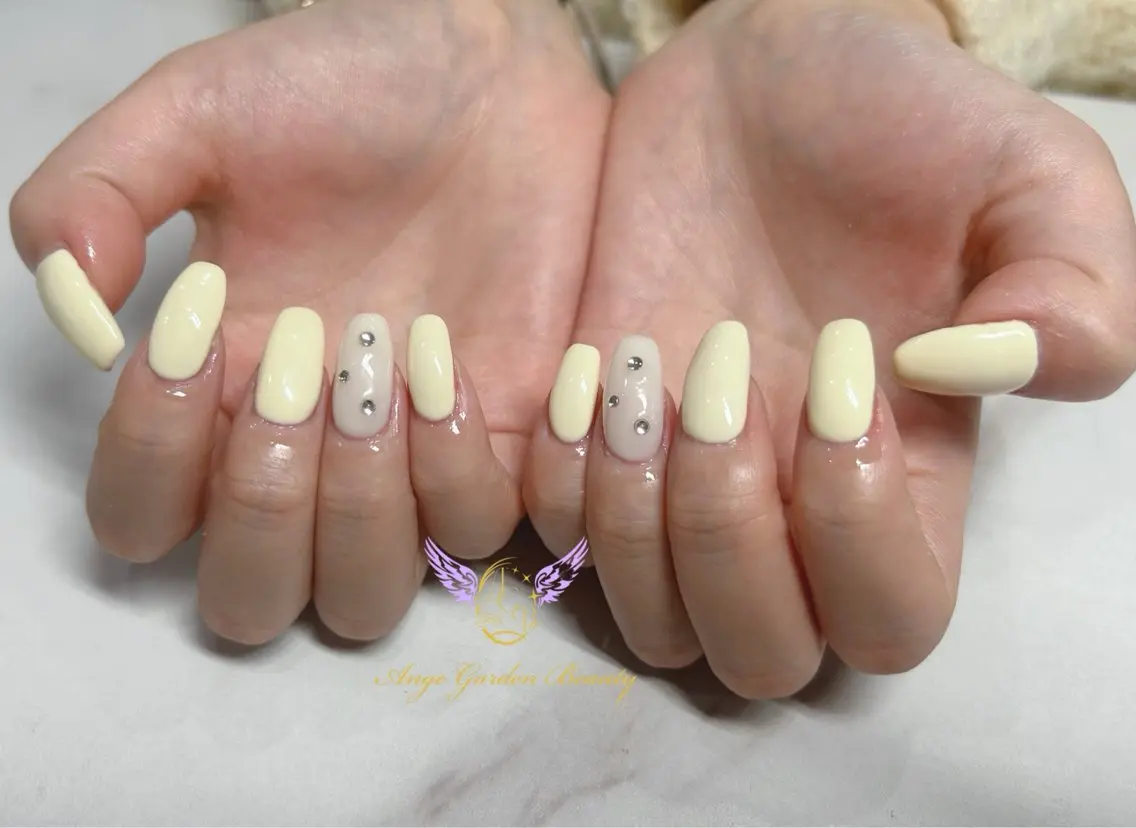 ネイル シンプルネイル ストーンネイル 黄色 ハンドネイル AngeGarden Beautymihoのネイルデザイン