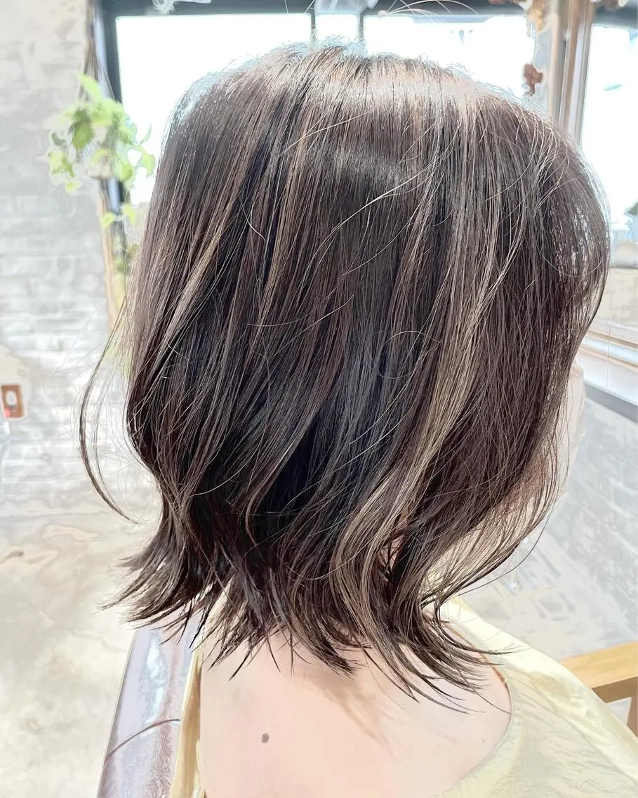 【✨ブリーチをしない白髪ぼかし✨】カット✂︎➕イルミナカラーに髪質改善オイルを配合した潤いカラー💕スチームスパ付きの写真
