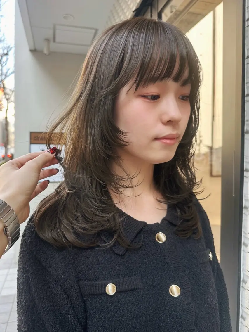 セミロング カラー ブラウンカラー オリーブブラウン オリーブカラー ハッシュカット レイヤーカット カット ヘアカラー トリートメント MISA レイヤーカットのヘアスタイル
