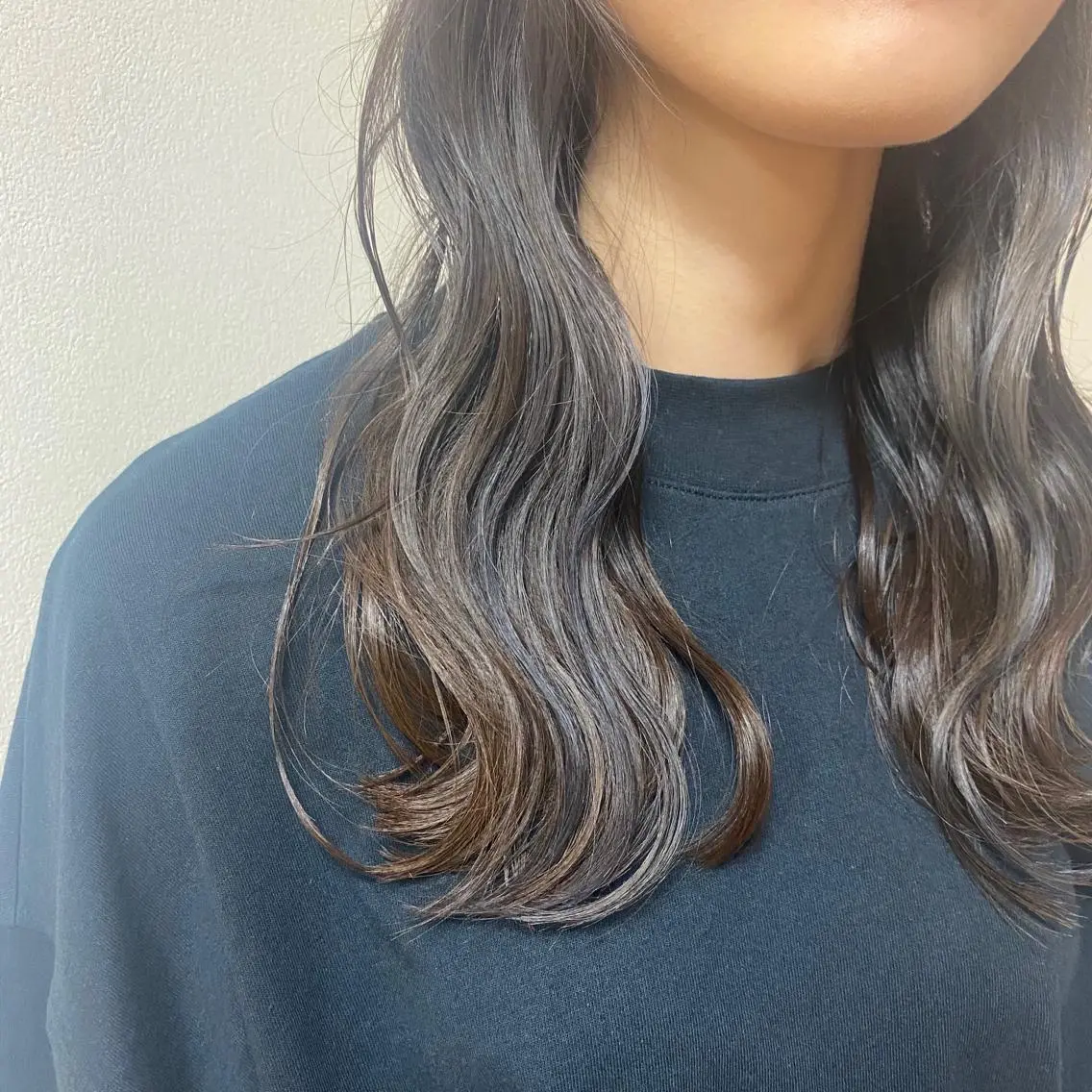 ロング カラー イヤリングカラー シルバー ヘアカラー NATURAL MOMOMIのヘアスタイル