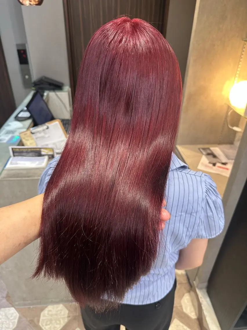 セミロング カラー ブリーチ ボルドーカラー カシス ピンクカラー 髪質改善 ヘアカラー トリートメント 天神暖色カラー レイヤー・髪質改善のヘアスタイル