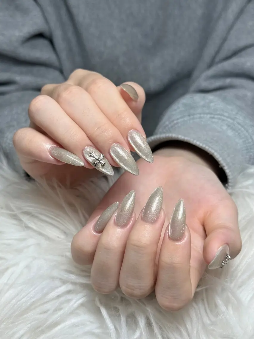ネイル オーロラネイル ボルドー ブラウン 氷ネイル・うるうるネイル キラキラネイル ハンドネイル Julli NailStudioのネイルデザイン