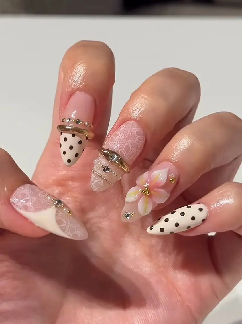 ネイル アートネイル フラワーネイル ジェルネイル キラキラネイル 韓国ネイル ハンドネイル Blingg NailStudioのネイルデザイン
