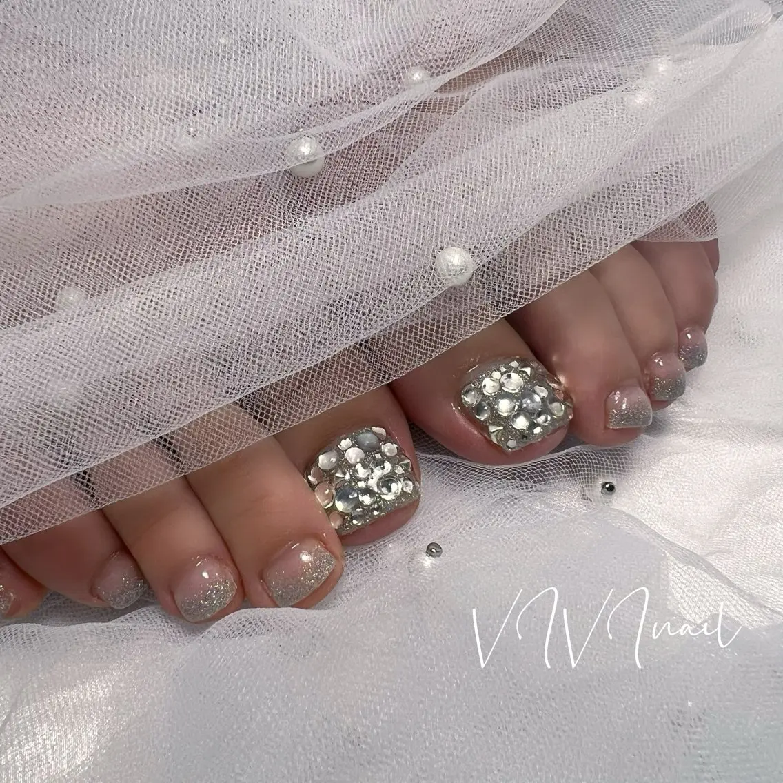 ネイル フットネイル ラメ(グリッター) ラメグラデーション フットネイル vivi nailのネイルデザイン