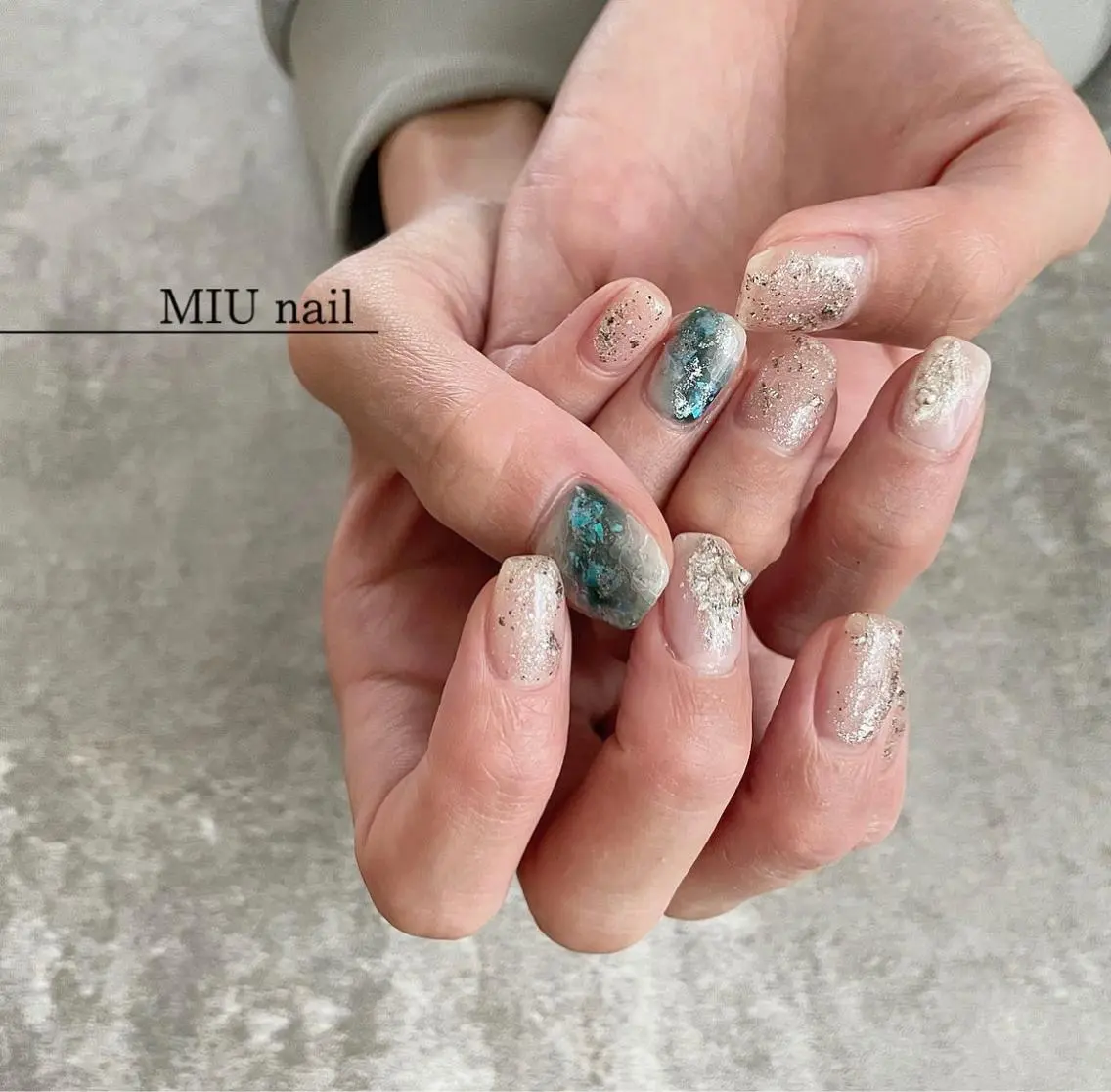 ネイル ブラウン ジェルネイル キラキラネイル ニュアンスネイル オフィスネイル MIU 　nailのネイルデザイン