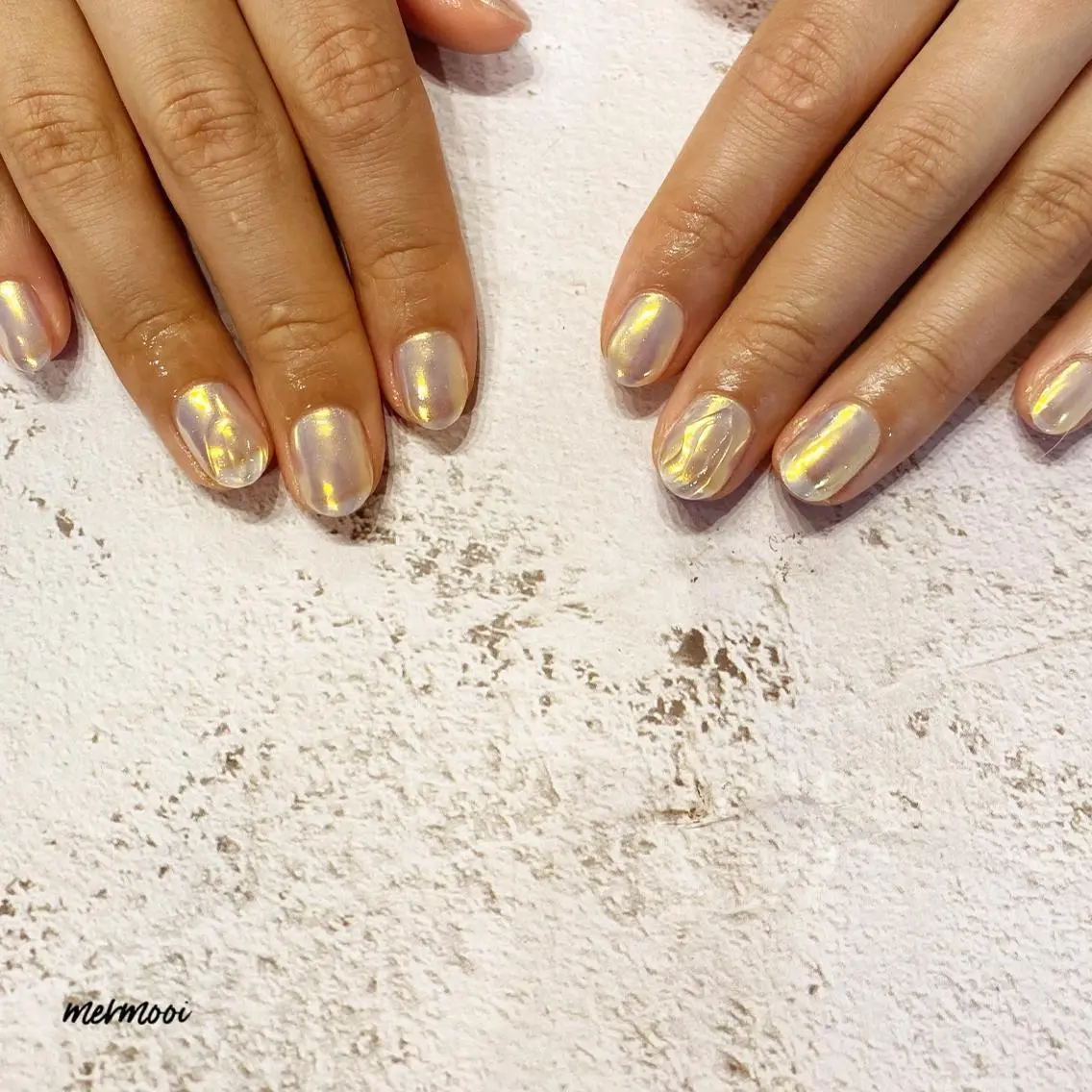 ネイル オーロラネイル ミラーネイル ニュアンスネイル ホワイト mermooi nailのネイルデザイン