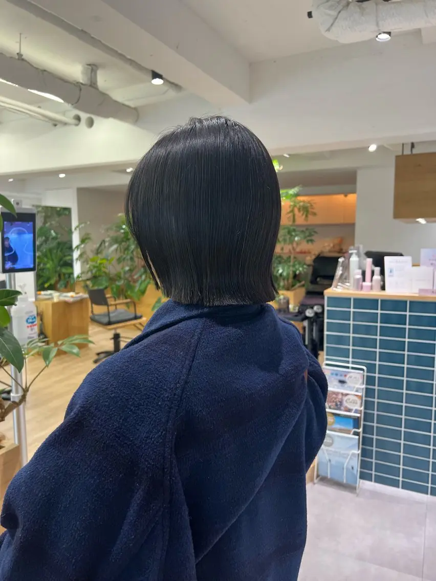 ミディアム カット 艶ベージュ/オリーブ カラー🫒airiのヘアスタイル