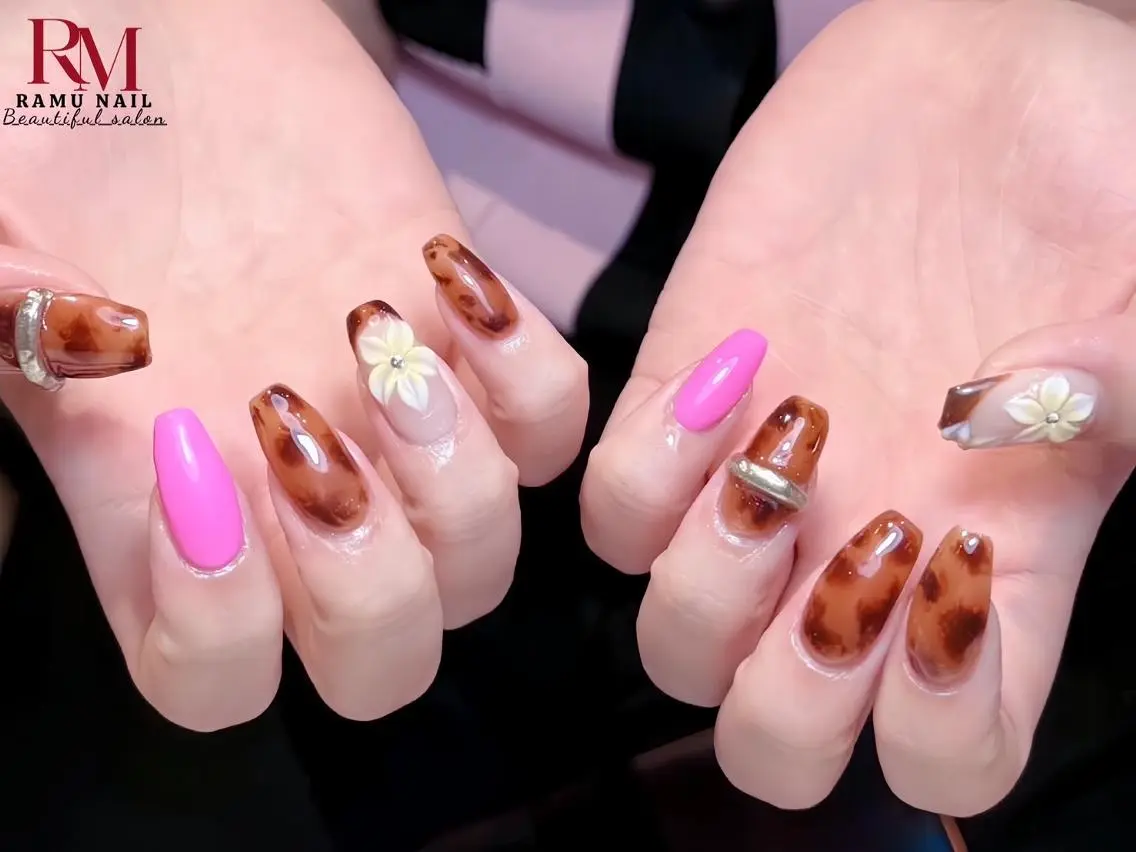 ネイル キラキラネイル マグネットネイル ミラーネイル ピンク ワンホンネイル ハンドネイル RAMU Nail 恵比寿店のネイルデザイン