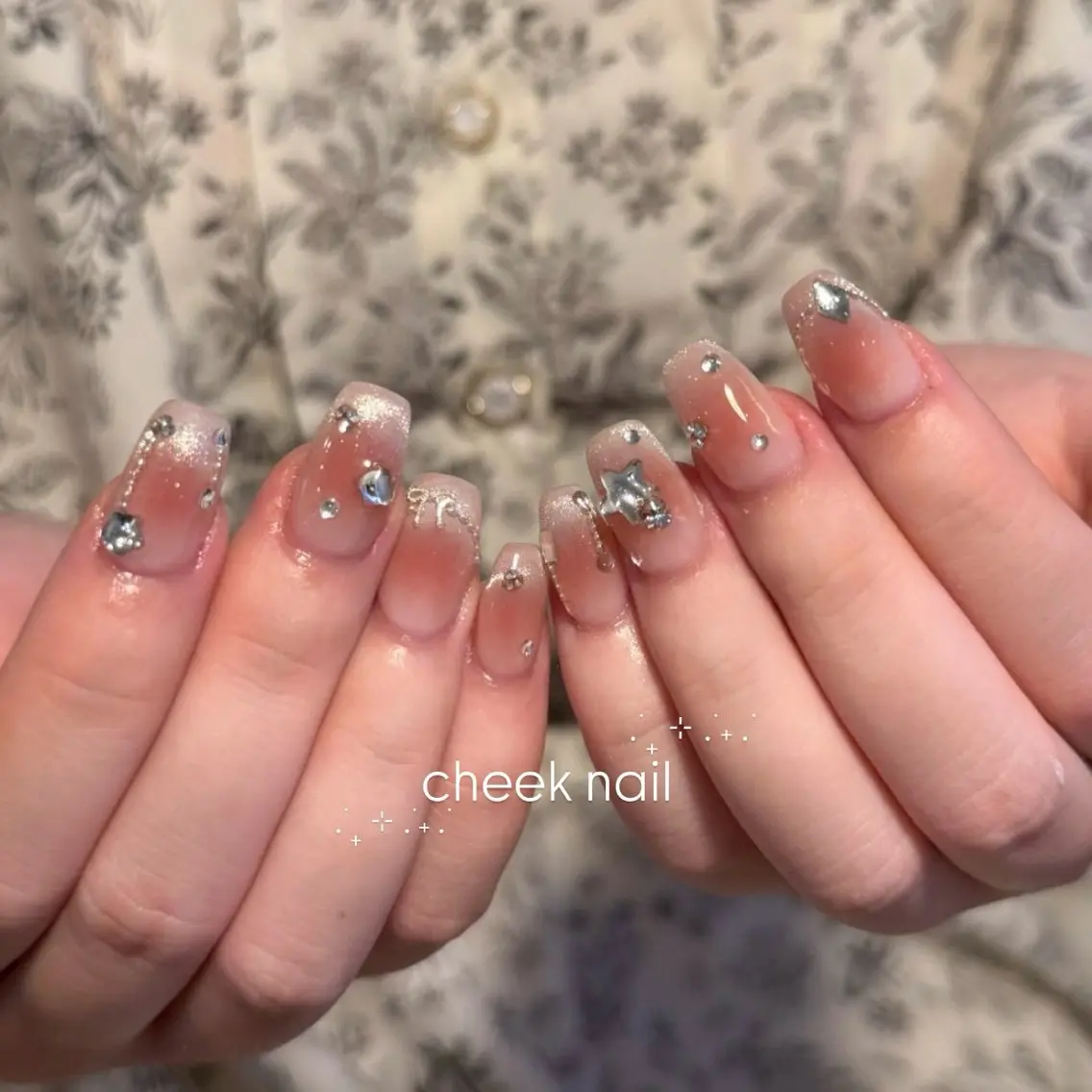 ネイル チークネイル キラキラネイル ハンドネイル Rich+nail 🫧仙台🫧のネイルデザイン