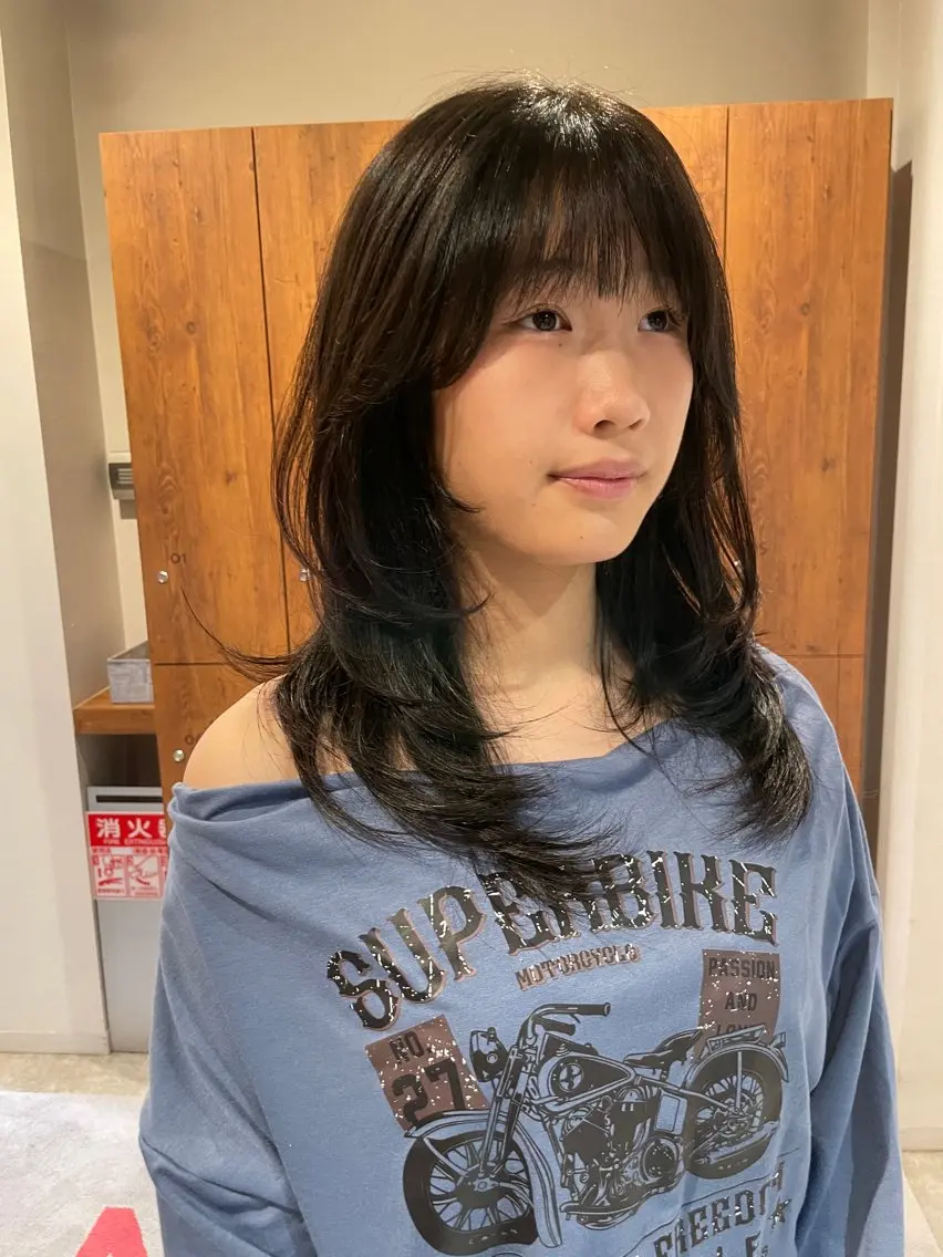 セミロング レイヤーカット 海外レイヤー/赤み 消しカラー/上原聖奈のヘアスタイル