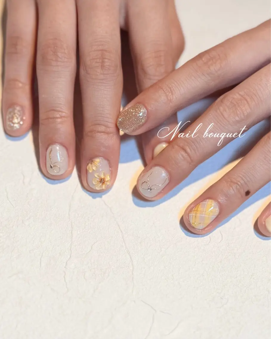 ネイル カジュアル ドット フラワーネイル フレンチネイル キラキラネイル ハンドネイル Nail bouquetのネイルデザイン