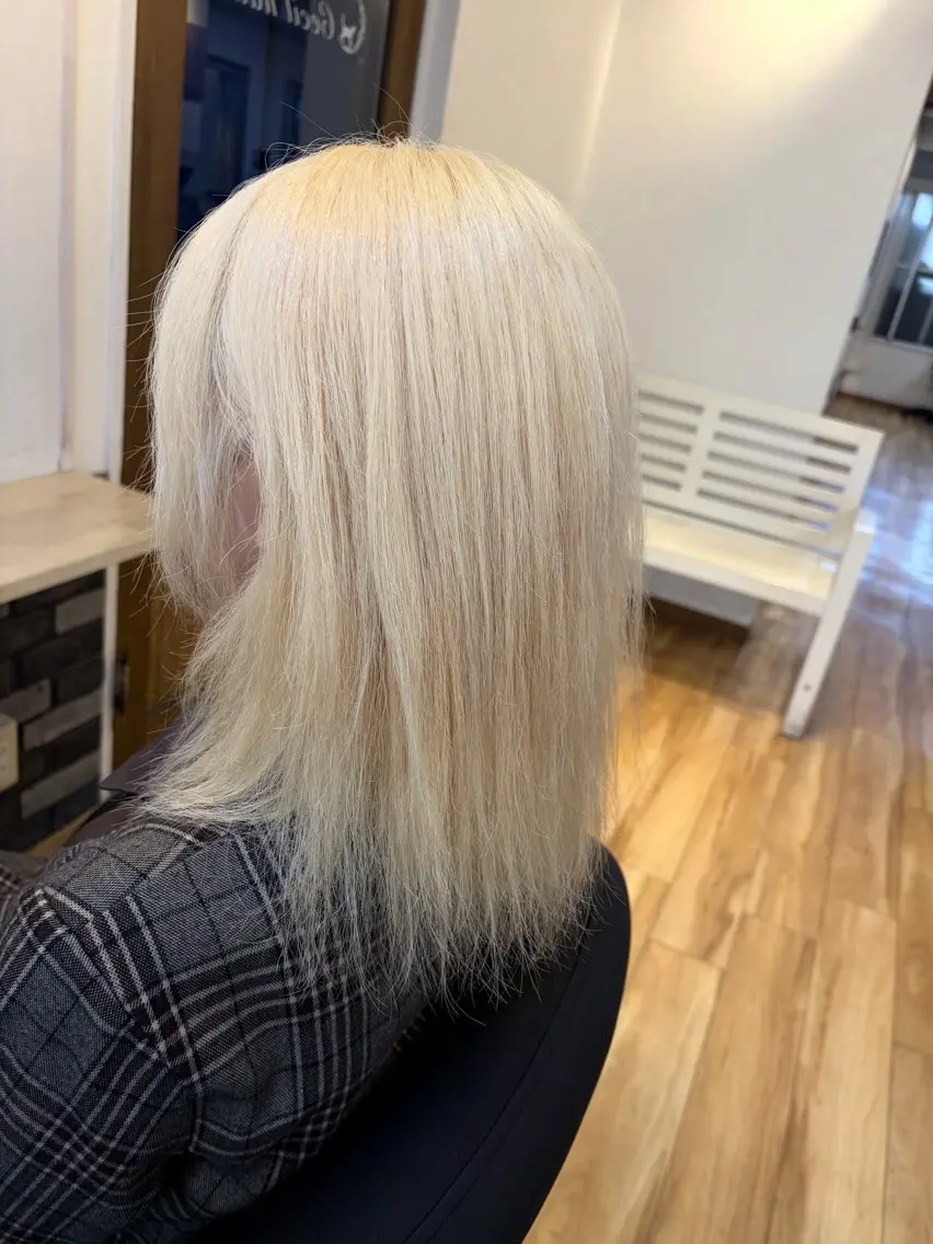 セミロング カラー ブリーチ ブロンド ホワイトブロンド ヘアカラー koki/ 透明感カラーのヘアスタイル