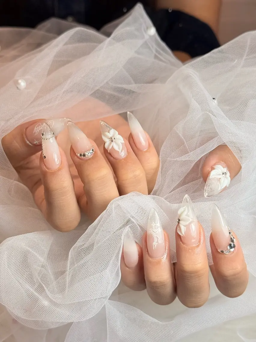 ネイル アートネイル チークネイル フレンチネイル グラデーション キラキラネイル ハンドネイル Risa_ Nailのネイルデザイン