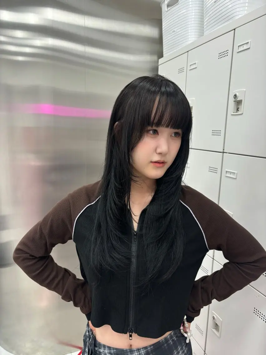 セミロング カラー 抜け感レイヤー︴ ニュアンスカラーのヘアスタイル